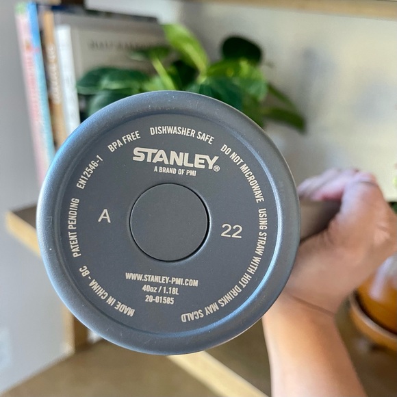 Stanley Adventure Quencher Coal 40 Oz Travel Tumbler Cup Mug Greyish Color - Picture 4 of 4